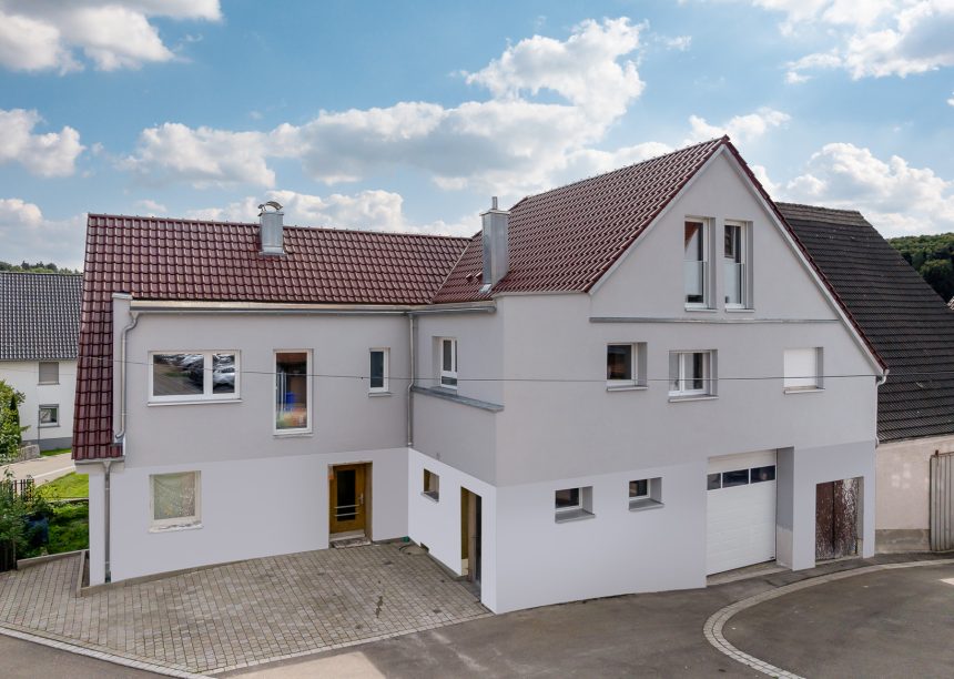 W6v in edelrosso auf L-förmigen Satteldach, der beliebte Dachziegel für Süddeutschland und Österreich