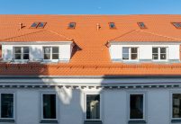 Dach mitten in der Stadt mit Jacobi Biber Rundschnitt in naturrot hier mit Gauben und Faasade