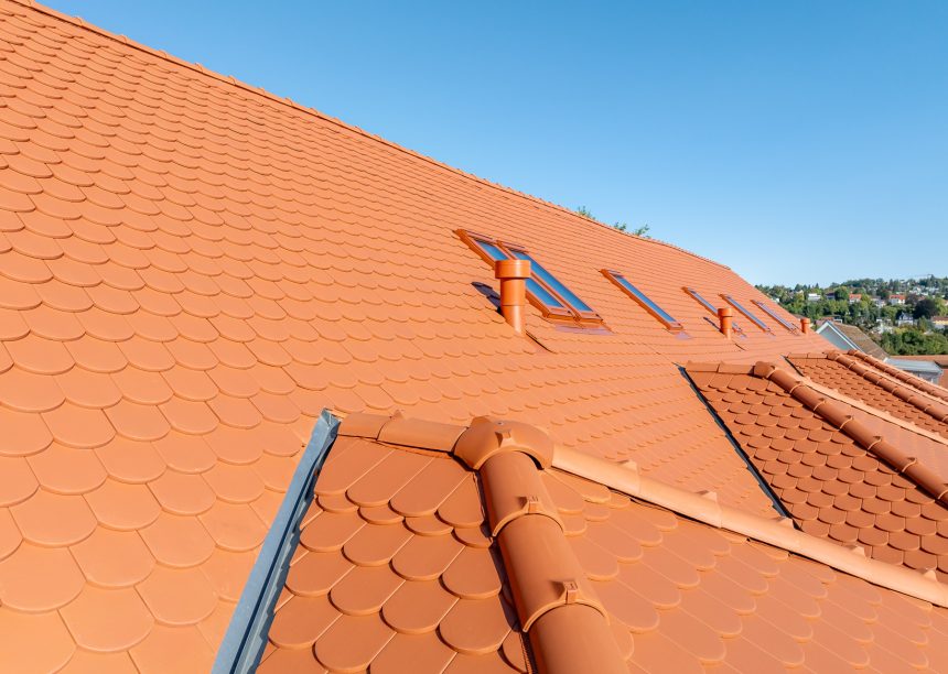 Dach mitten in der Stadt mit Jacobi Biber Rundschnitt in naturrot hier Details vom Grat