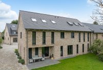 Biber im Rundschnitt mit Schneefang auf stilvollem inspirierenden Referenzobjekt von Jacobi Dachziegel mit Terrasseneinblick