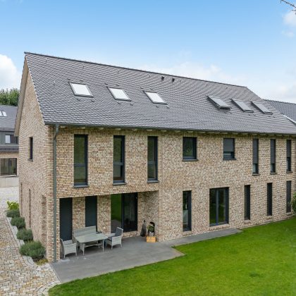 Biber im Rundschnitt mit Schneefang auf stilvollem inspirierenden Referenzobjekt von Jacobi Dachziegel mit Terrasseneinblick