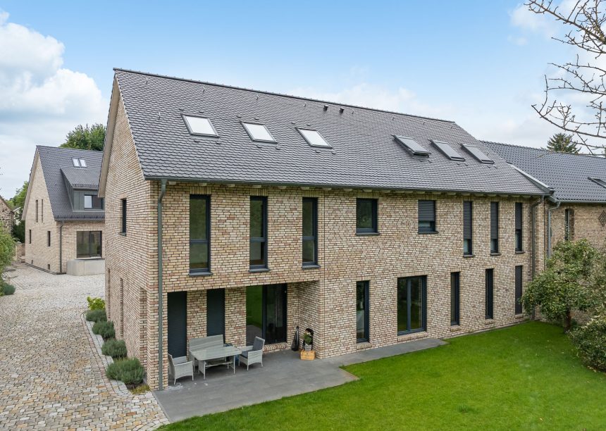 Biber im Rundschnitt mit Schneefang auf stilvollem inspirierenden Referenzobjekt von Jacobi Dachziegel mit Terrasseneinblick