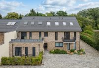 Biber im Rundschnitt mit Schneefang auf stilvollem inspirierenden Referenzobjekt von Jacobi Dachziegel in der gesamten Ansicht mit Dachterrasse