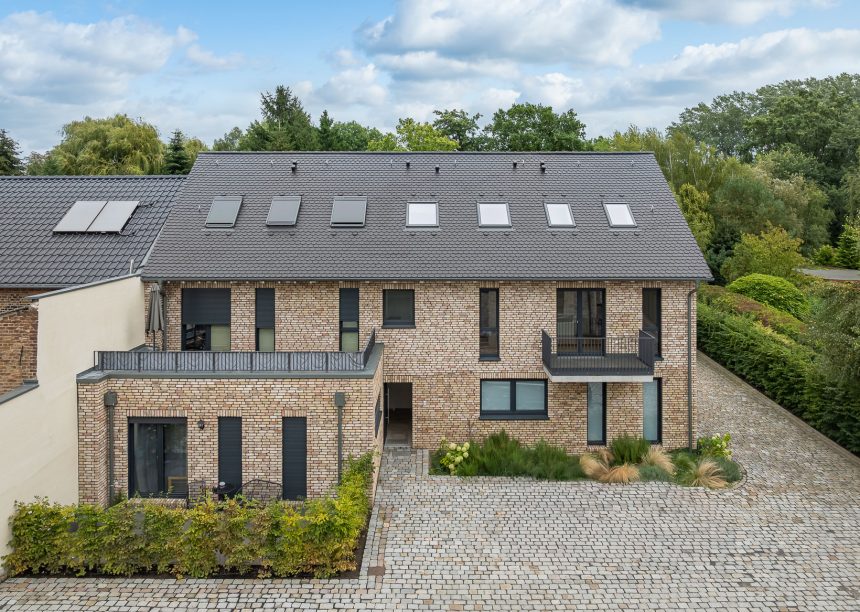 Biber im Rundschnitt mit Schneefang auf stilvollem inspirierenden Referenzobjekt von Jacobi Dachziegel in der gesamten Ansicht mit Dachterrasse