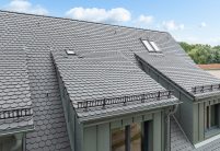 Biber im Rundschnitt mit Schneefang auf stilvollem inspirierenden Referenzobjekt von Jacobi Dachziegel