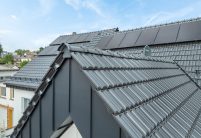 Tradition, Doppelmulde von Jacobi Dachziegel, auf saniertem EFH im Detail der Firstanfang mit Scheibe