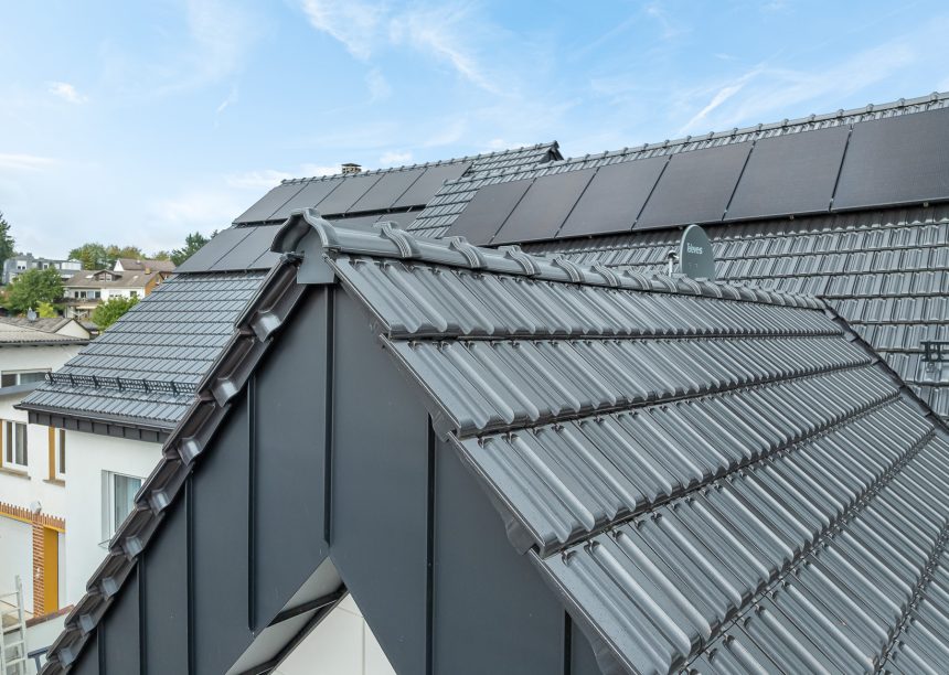 Tradition, Doppelmulde von Jacobi Dachziegel, auf saniertem EFH im Detail der Firstanfang mit Scheibe