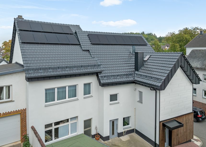 Tradition, Doppelmulde von Jacobi Dachziegel, auf saniertem EFH