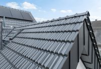 Ortgang Tradition, Doppelmulde von Jacobi Dachziegel, im Detail fotografiert, Farbe edelspacegrau