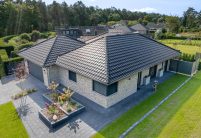 Großfalzziegel Z10 in edelschwarz auf Klinkerbungalow, Firstziegel F6v, und 3achsige Walmkappe in der gesamten Ansicht - schräge Vogelperspektive