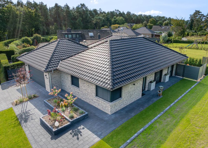 Großfalzziegel Z10 in edelschwarz auf Klinkerbungalow, Firstziegel F6v, und 3achsige Walmkappe in der gesamten Ansicht - schräge Vogelperspektive