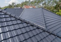 Großfalzziegel Z10 in edelschwarz auf Klinkerbungalow, Firstziegel F6v, und 3achsige Walmkappe