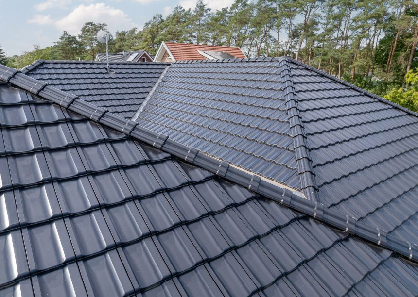 Großfalzziegel Z10 in edelschwarz auf Klinkerbungalow, Firstziegel F6v, und 3achsige Walmkappe