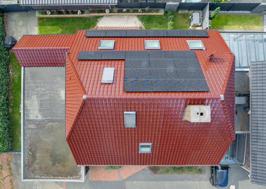 Klinkerhaus mit Krüppelwalmdach gedeckt mit Jacobi Dachziegel J11v im besonderen Rotton edelkupfer aus der Vogelperspektive per Drohne