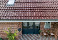Klinkerhaus mit Krüppelwalmdach gedeckt mit Jacobi Dachziegel J11v im besonderen Rotton edelkupfer mit Details vom Ziegel