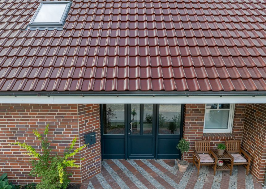 Klinkerhaus mit Krüppelwalmdach gedeckt mit Jacobi Dachziegel J11v im besonderen Rotton edelkupfer mit Details vom Ziegel