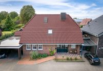 Klinkerhaus mit Krüppelwalmdach gedeckt mit Jacobi Dachziegel J11v im besonderen Rotton edelkupfer in der Gesamtansicht