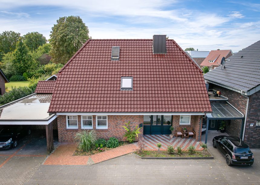 Klinkerhaus mit Krüppelwalmdach gedeckt mit Jacobi Dachziegel J11v im besonderen Rotton edelkupfer in der Gesamtansicht