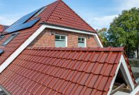 Klinkerhaus mit Krüppelwalmdach gedeckt mit Jacobi Dachziegel J11v im besonderen Rotton edelkupfer