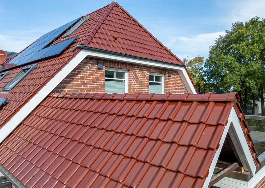 Klinkerhaus mit Krüppelwalmdach gedeckt mit Jacobi Dachziegel J11v im besonderen Rotton edelkupfer