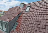 Saniertes Klinkerhaus mit J11v im dunklen Rotton edleweinrot, Flachdachziegel von Jacobi J11v mit Schleppdachgaube und Schiefer
