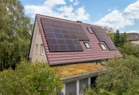 Saniertes Klinkerhaus mit J11v im dunklen Rotton edleweinrot, Flachdachziegel von Jacobi J11v mit PV Anlage im Fokus