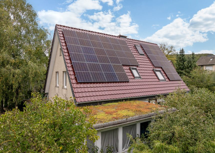 Saniertes Klinkerhaus mit J11v im dunklen Rotton edleweinrot, Flachdachziegel von Jacobi J11v mit PV Anlage im Fokus