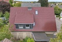 Saniertes Klinkerhaus mit J11v im dunklen Rotton edleweinrot, Flachdachziegel von Jacobi J11v