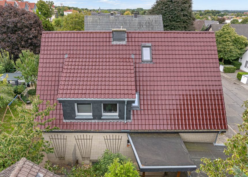 Saniertes Klinkerhaus mit J11v im dunklen Rotton edleweinrot, Flachdachziegel von Jacobi J11v