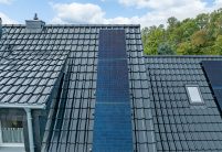 Hochwertige PV Installation mit Jacobi Zubehör Solarträger mit K2, Dachziegel J11v mit Hagelwiderstandsklasse 5 in edelschwarz, PV-Module Aufdachanlage im Fokus
