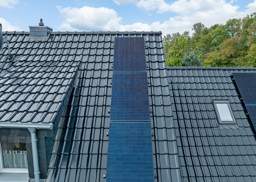Hochwertige PV Installation mit Jacobi Zubehör Solarträger mit K2, Dachziegel J11v mit Hagelwiderstandsklasse 5 in edelschwarz, PV-Module Aufdachanlage im Fokus