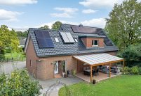 Hochwertige PV Installation mit Jacobi Zubehör Solarträger mit K2, Dachziegel J11v mit Hagelwiderstandsklasse 5 in edelschwarz, Klinkerhaus in der Gesamtansicht
