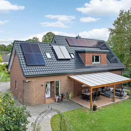 Hochwertige PV Installation mit Jacobi Zubehör Solarträger mit K2, Dachziegel J11v mit Hagelwiderstandsklasse 5 in edelschwarz, Klinkerhaus in der Gesamtansicht
