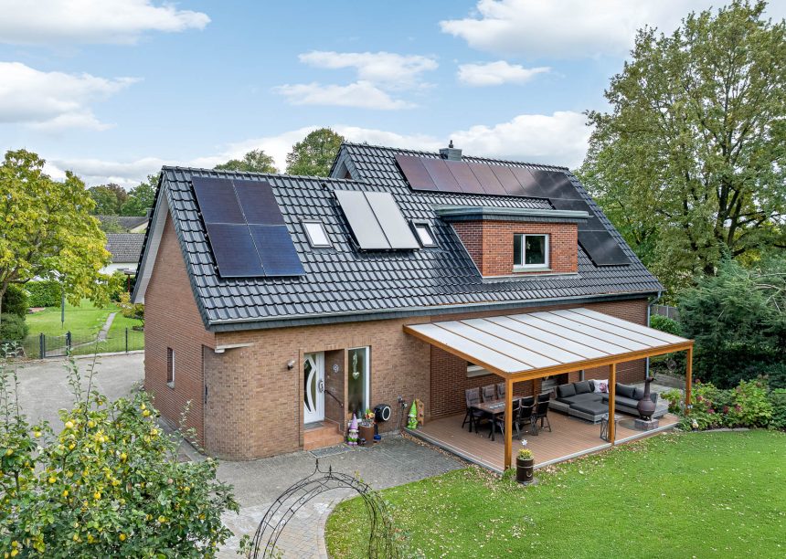 Hochwertige PV Installation mit Jacobi Zubehör Solarträger mit K2, Dachziegel J11v mit Hagelwiderstandsklasse 5 in edelschwarz, Klinkerhaus in der Gesamtansicht
