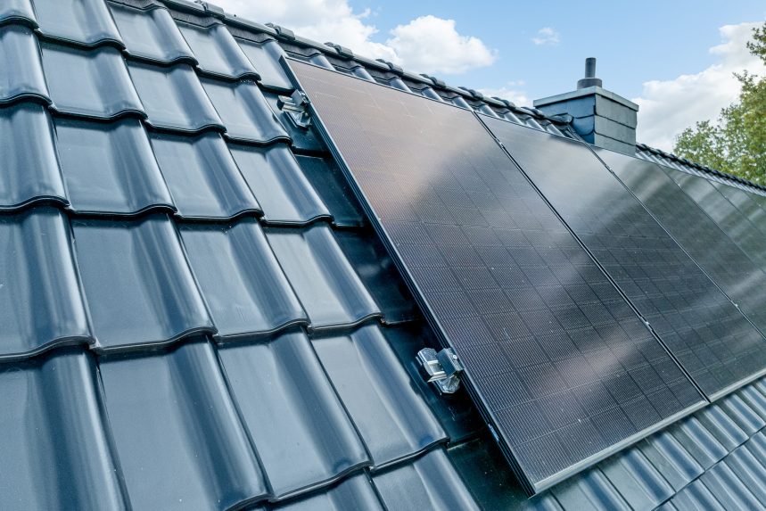 Hochwertige PV Installation mit Jacobi Zubehör Solarträger mit K2, Dachziegel J11v mit Hagelwiderstandsklasse 5 in edelschwarz