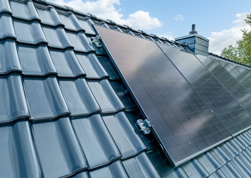 Hochwertige PV Installation mit Jacobi Zubehör Solarträger mit K2, Dachziegel J11v mit Hagelwiderstandsklasse 5 in edelschwarz