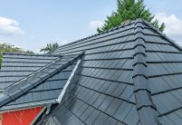 Dachdetails von Flachziegel Stylist und Solarziegel Stylist-PV von Jacobi Dachziegel mit Blick auf dem Grat