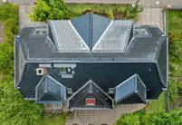 Aus der Vogelperspektive fotografiert: Solarziegel auf saniertem Stadthaus kombiniert mit Flachziegel Stylist von Jacobi mit Nebengebäude