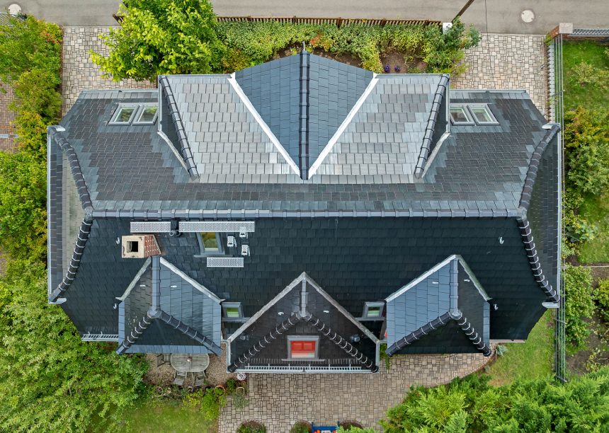 Aus der Vogelperspektive fotografiert: Solarziegel auf saniertem Stadthaus kombiniert mit Flachziegel Stylist von Jacobi mit Nebengebäude