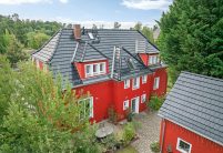 Solarziegel auf saniertem Stadthaus kombiniert mit Flachziegel Stylist von Jacobi mit Nebengebäude