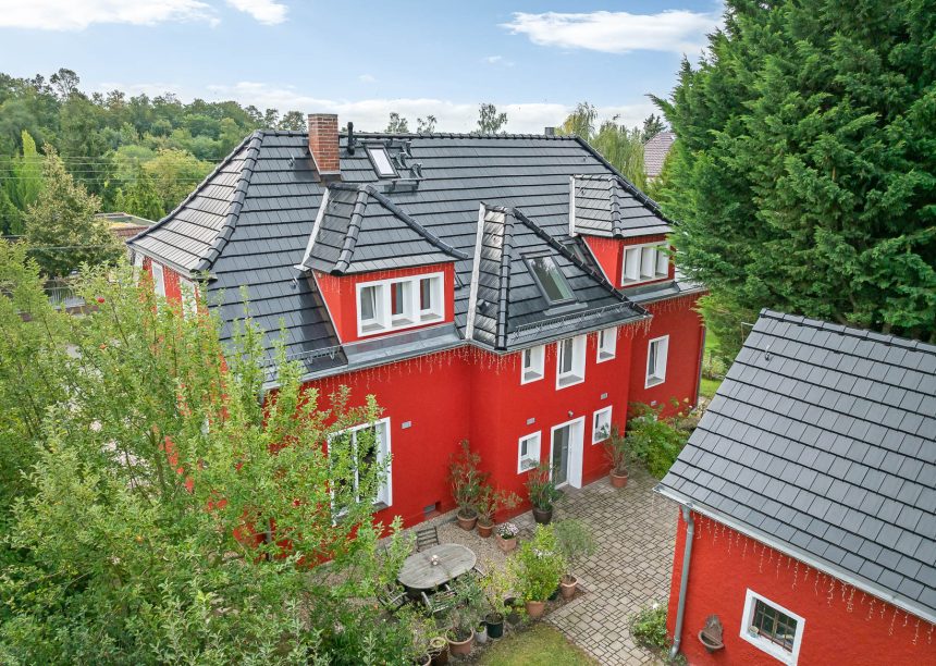 Solarziegel auf saniertem Stadthaus kombiniert mit Flachziegel Stylist von Jacobi mit Nebengebäude