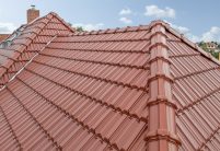 Saniertes Einfamilienhaus als Jacobi Refernez mit Doppelmulde Tradition in edelmarone mit Details von Grat und Walmkappe aus keramischen Zubehör