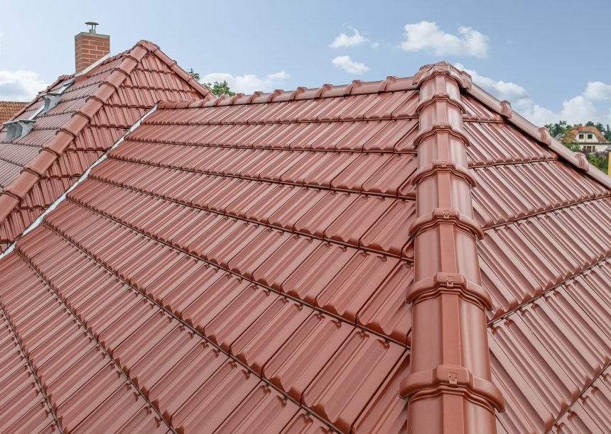 Saniertes Einfamilienhaus als Jacobi Refernez mit Doppelmulde Tradition in edelmarone mit Details von Grat und Walmkappe aus keramischen Zubehör