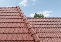 Saniertes Einfamilienhaus als Jacobi Refernez mit Doppelmulde Tradition in edelmarone mit Details von Grat und Walm