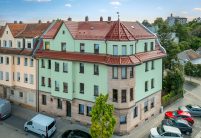Gesamtbild von Stadthaus, Mehrfamilienhaus, mit W6v in edelmarone auf sanierter Stadt-Mehrfamilienhaus mit Schneefangsystem von Jacobi farblich passendes Zubehör