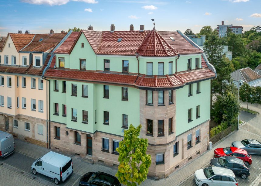 Gesamtbild von Stadthaus, Mehrfamilienhaus, mit W6v in edelmarone auf sanierter Stadt-Mehrfamilienhaus mit Schneefangsystem von Jacobi farblich passendes Zubehör