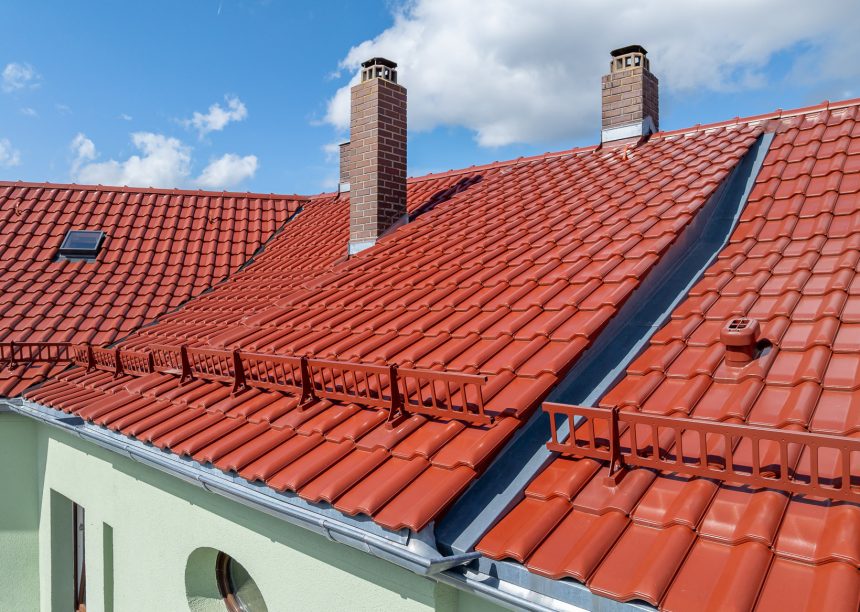 W6v in edelmarone auf sanierter Stadt-Mehrfamilienhaus mit Schneefangsystem von Jacobi farblich passendes Zubehör