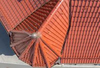 Turm von oben W6v in edelmarone auf sanierter Stadt-Mehrfamilienhaus mit Turm