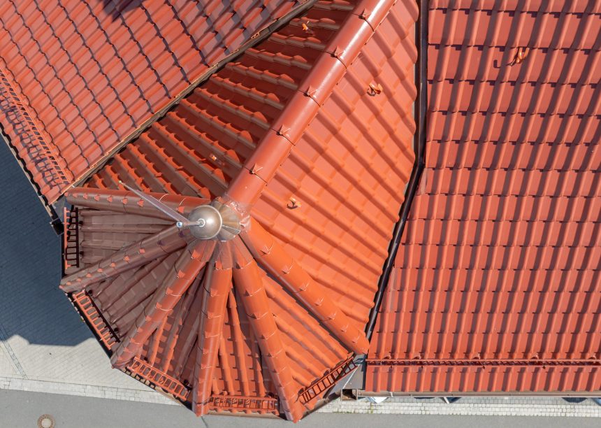 Turm von oben W6v in edelmarone auf sanierter Stadt-Mehrfamilienhaus mit Turm