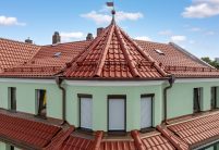 W6v in edelmarone auf sanierter Stadt-Mehrfamilienhaus mit Turm